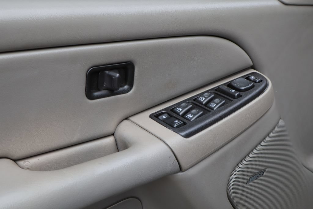 Used 2005 Chevrolet Silverado 2500 LS w/ Heavy-Duty Power Package AWD/4WD image 18