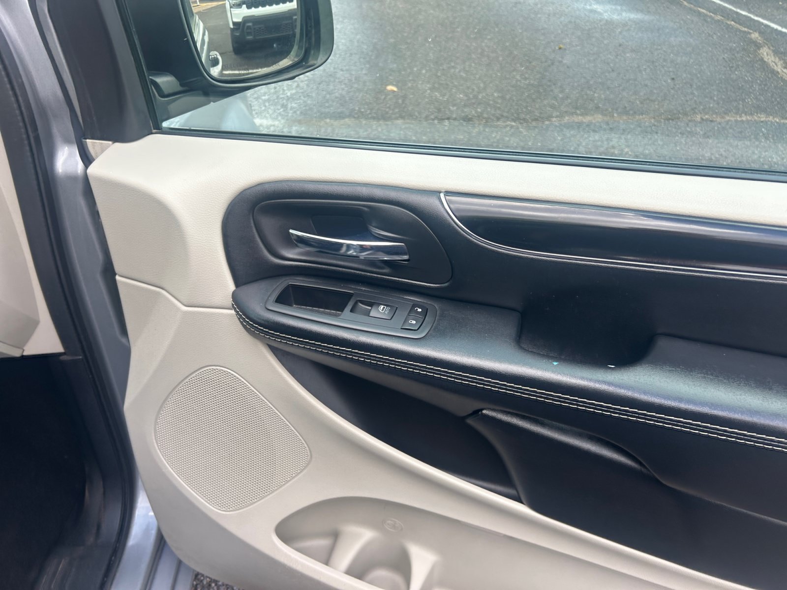 Used 2019 Dodge Grand Caravan SXT FWD image 16