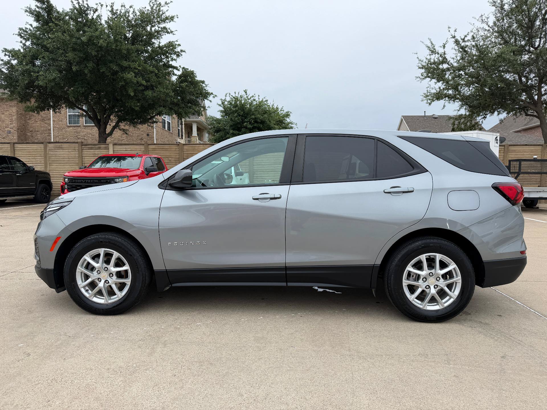 Used 2023 Chevrolet Equinox LS w/ LS Convenience Package FWD image 3