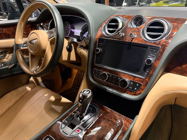 Used 2017 Bentley Bentayga AWD/4WD image 27