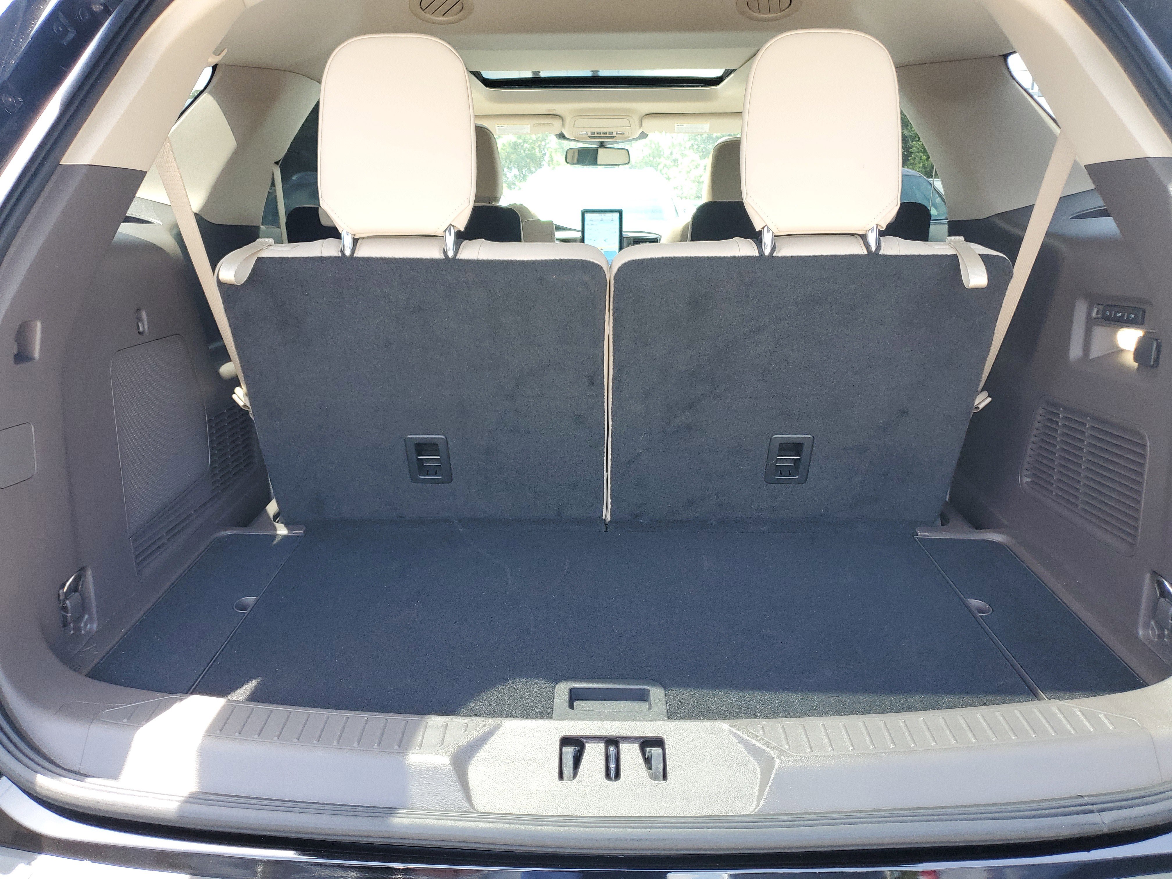 Used 2022 Ford Explorer Platinum w/ Equipment Group 601A image 5