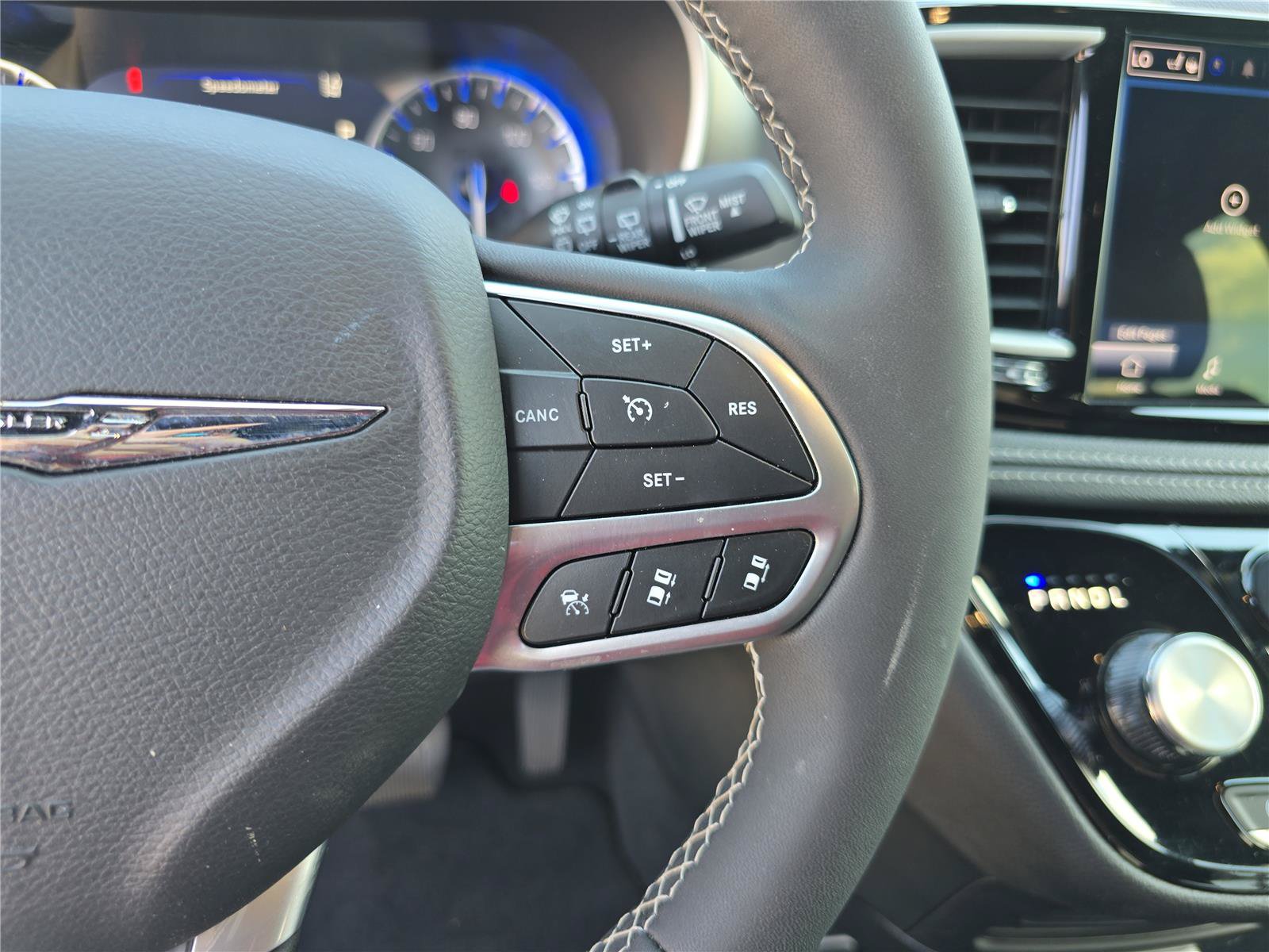 Used 2025 Chrysler Pacifica Select AWD/4WD image 29