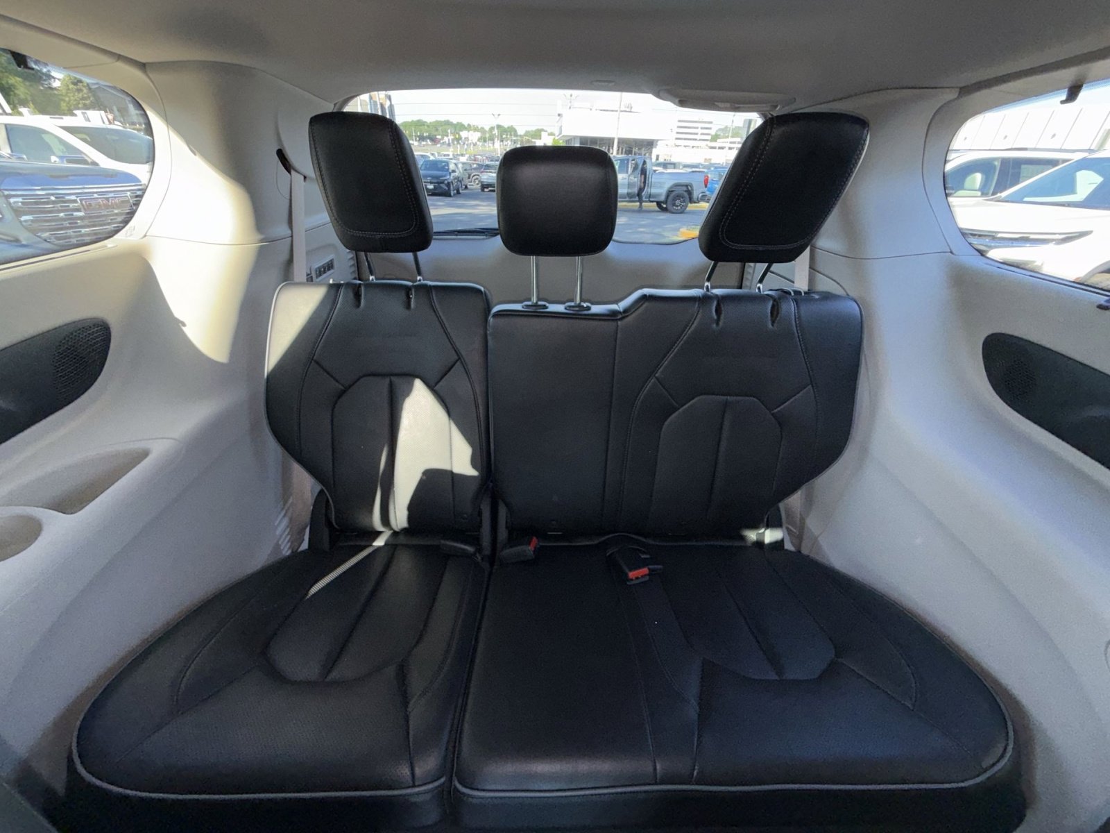 Used 2018 Chrysler Pacifica Limited w/ Tire & Wheel Group FWD image 26