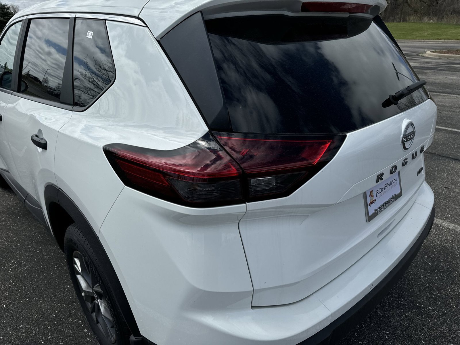 Used 2025 Nissan Rogue S AWD/4WD image 29