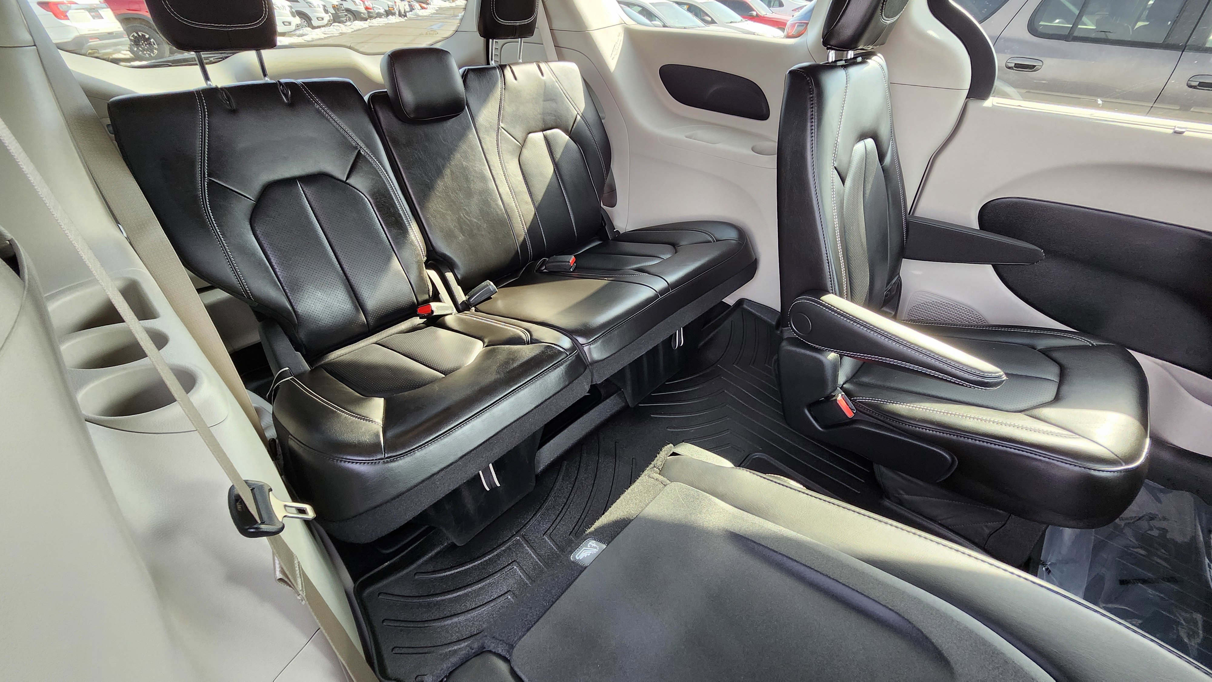 Used 2023 Chrysler Pacifica Touring-L image 20