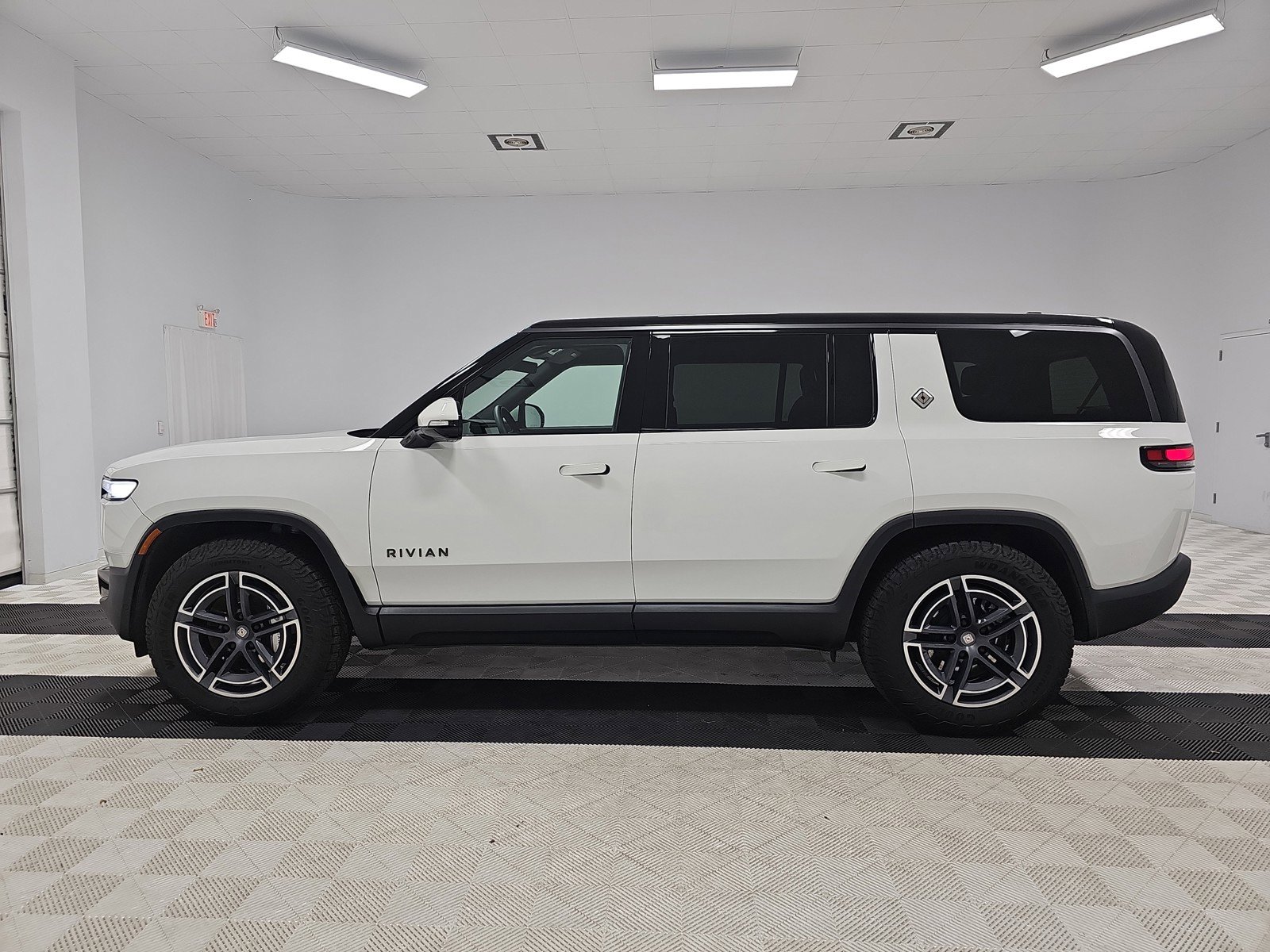 Used 2025 Rivian R1S Adventure image 2