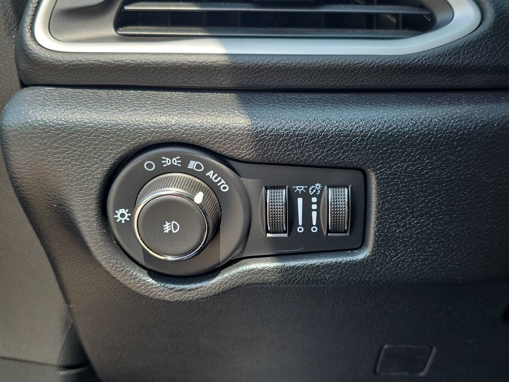 Used 2025 Chrysler Pacifica Select FWD image 28