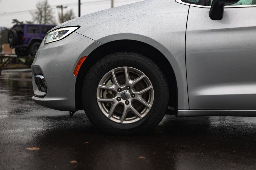 Used 2024 Chrysler Pacifica Touring-L image 13