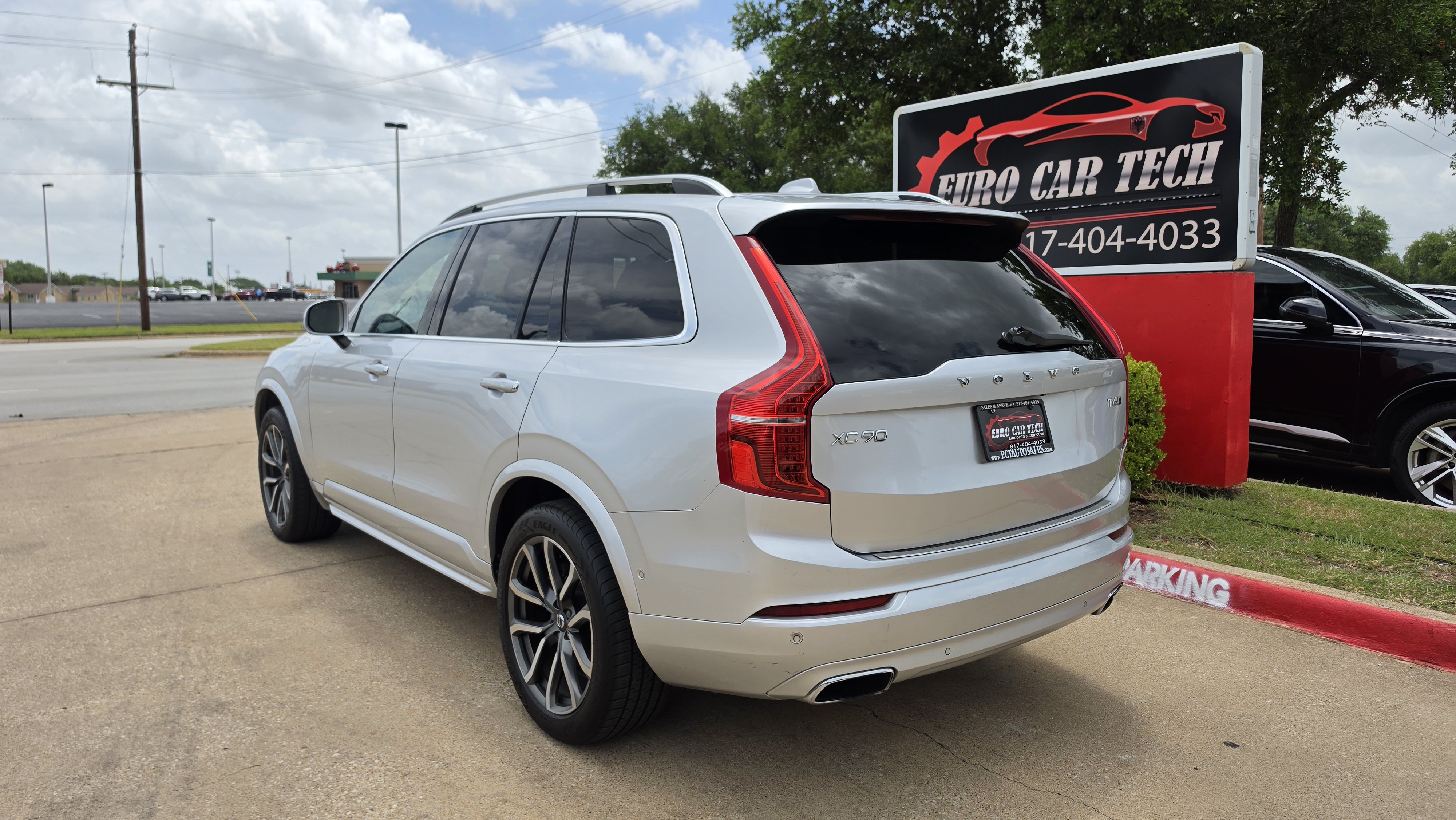Used 2018 Volvo XC90 T6 Momentum w/ Convenience Package AWD/4WD image 3