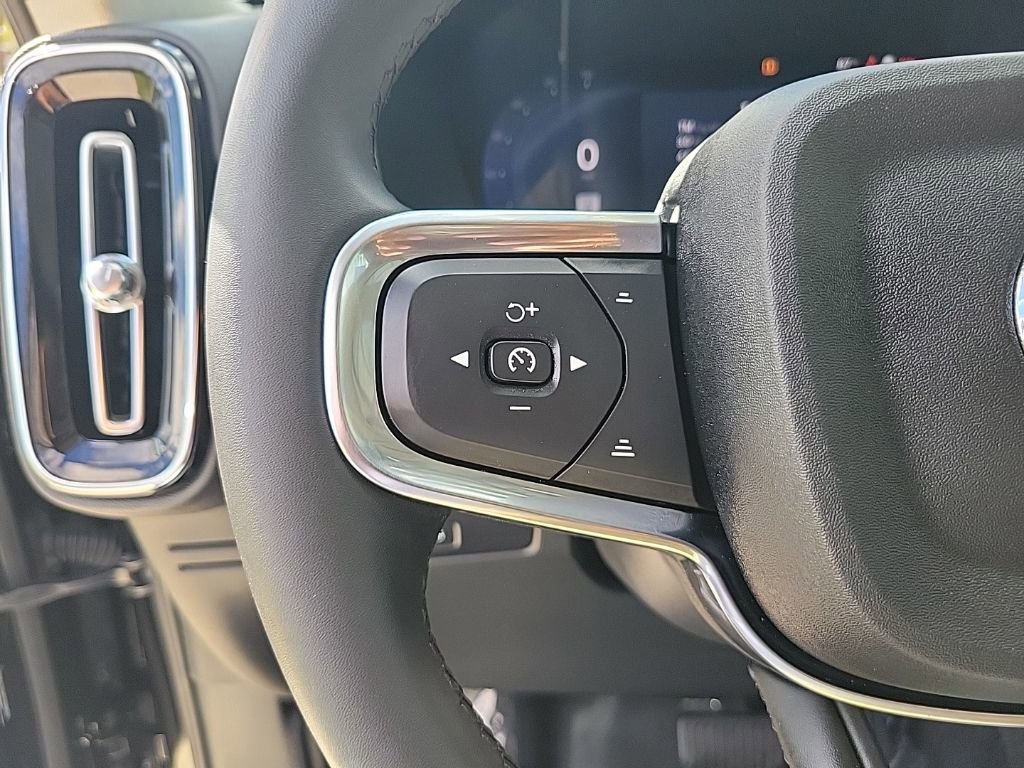 Used 2025 Volvo XC40 B5 Core image 19