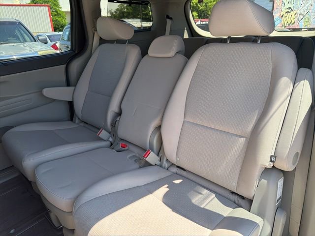 Used 2016 Kia Sedona LX w/ Option Group 020 FWD image 17