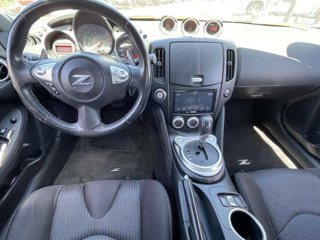 Used 2018 Nissan 370Z Roadster RWD image 13