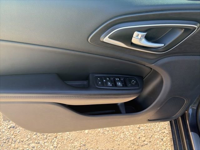 Used 2017 Chrysler 200 Limited Platinum w/ Comfort & Convenience Group FWD image 13