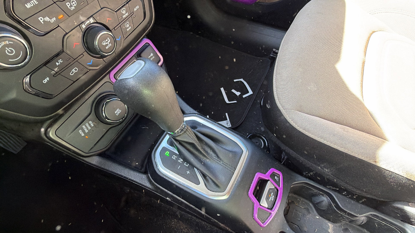 Used 2020 Jeep Renegade Latitude w/ UConnect 8.4 Nav Group AWD/4WD image 30