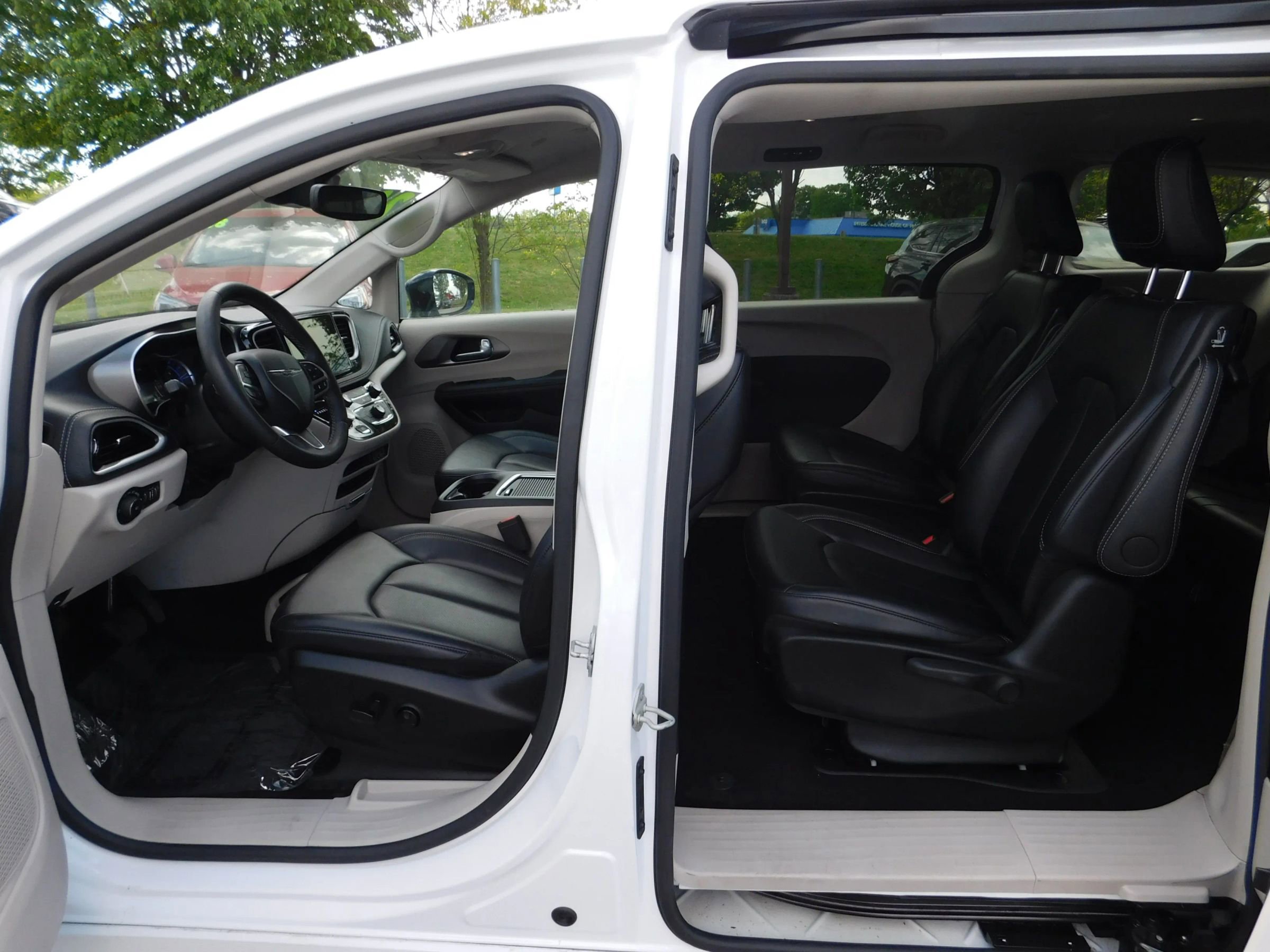 Used 2024 Chrysler Pacifica Limited FWD image 14