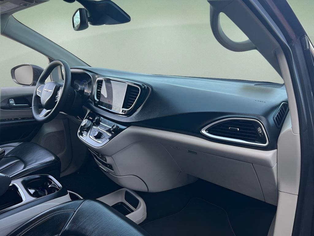 Used 2022 Chrysler Pacifica Touring-L FWD image 22