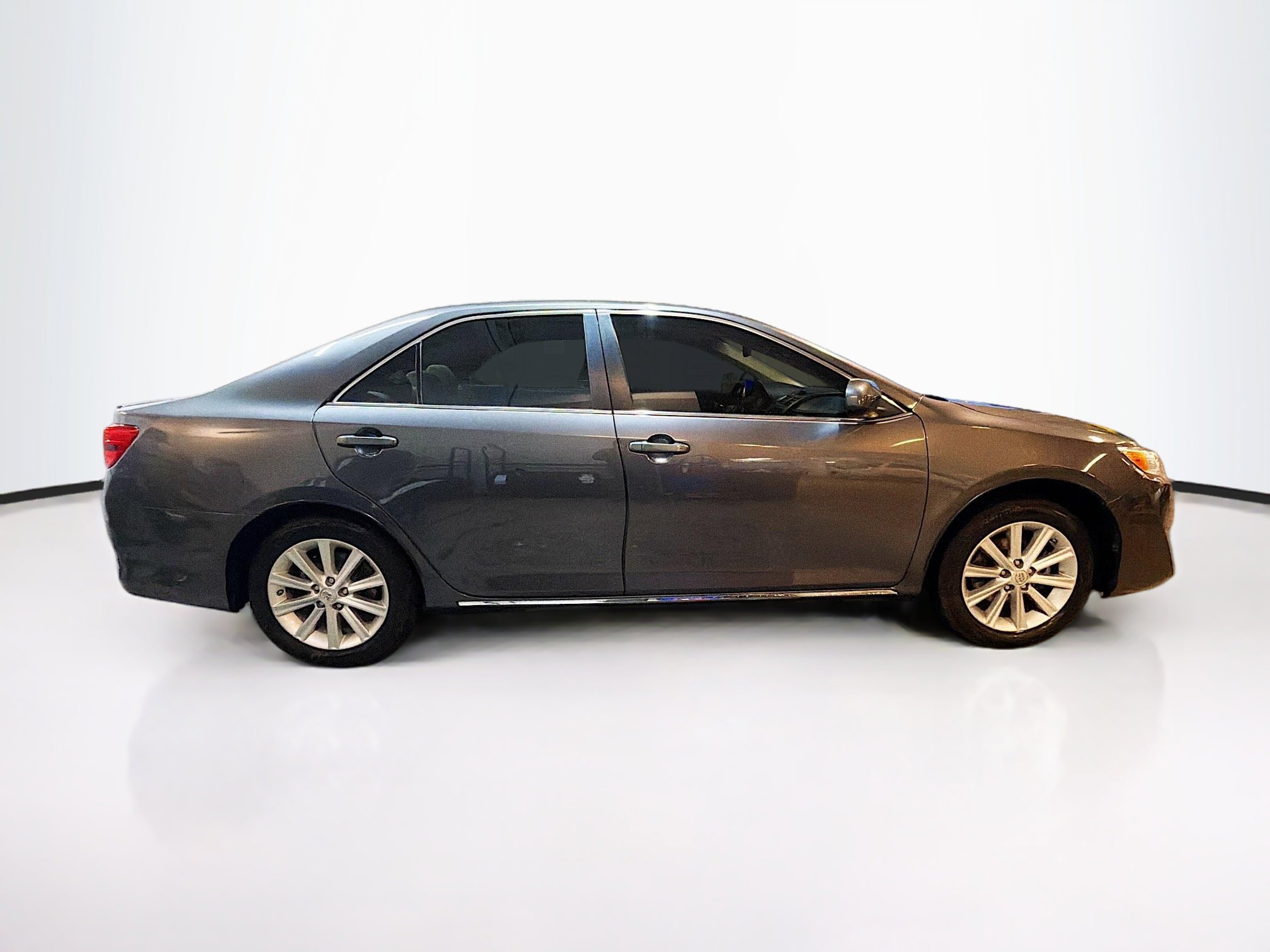 Used 2013 Toyota Camry XLE w/ Leather Pkg image 10
