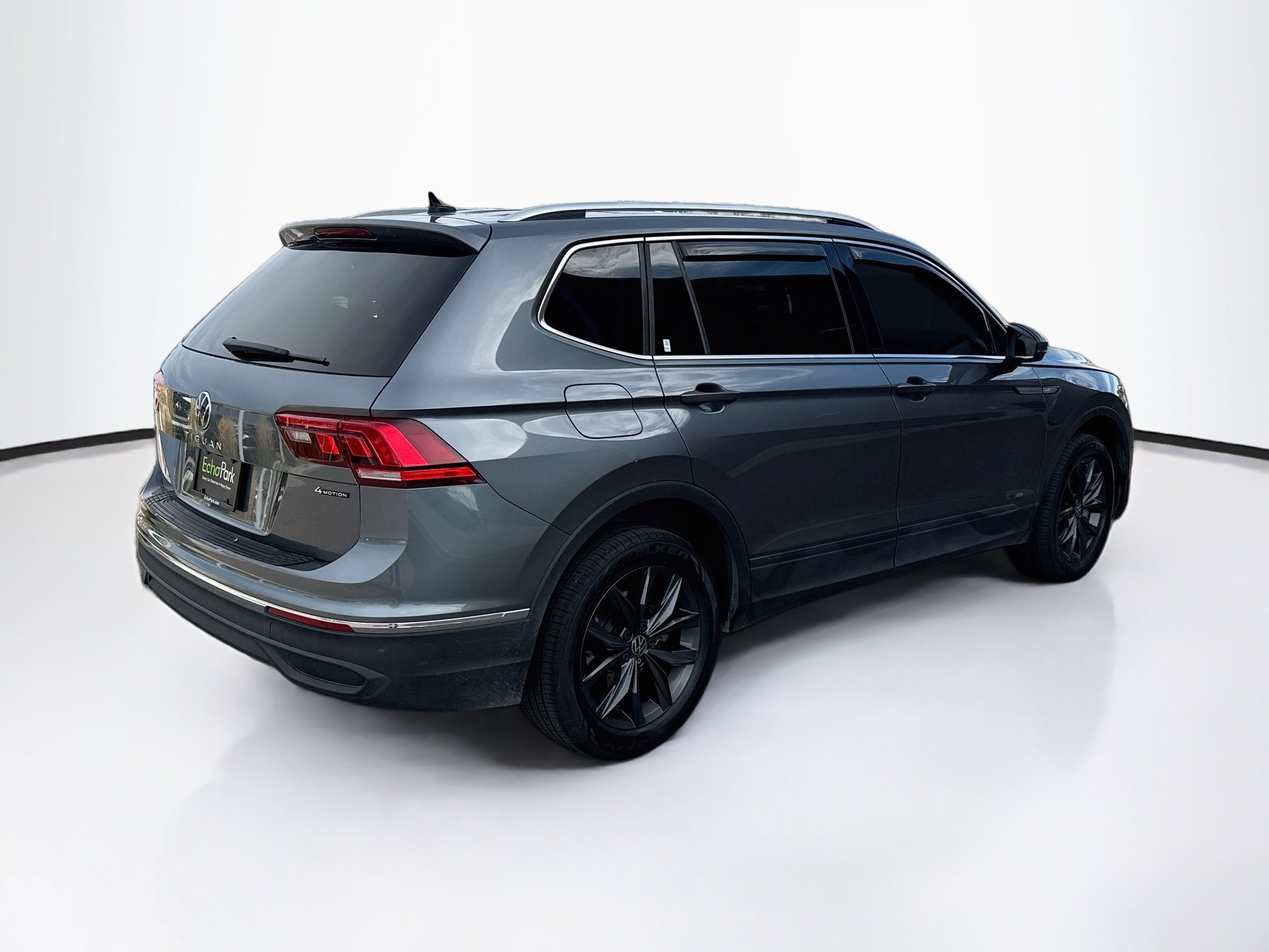 Used 2022 Volkswagen Tiguan SE w/ Panoramic Sunroof Package AWD/4WD image 9