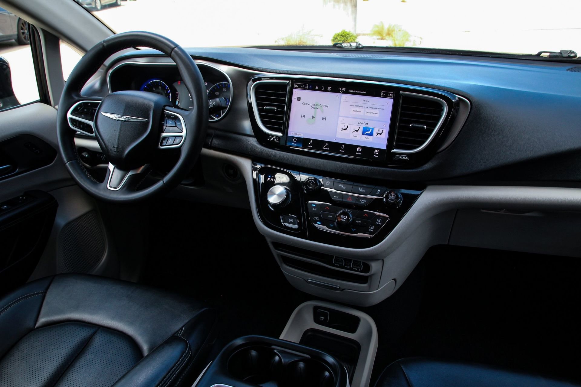 Used 2024 Chrysler Pacifica Touring-L image 30