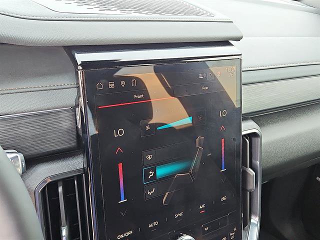 Used 2024 GMC Acadia AT4 w/ Luxury Package image 18