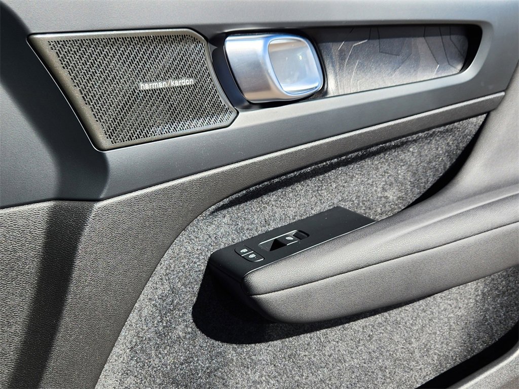 Used 2023 Volvo C40 P8 Recharge Ultimate image 22