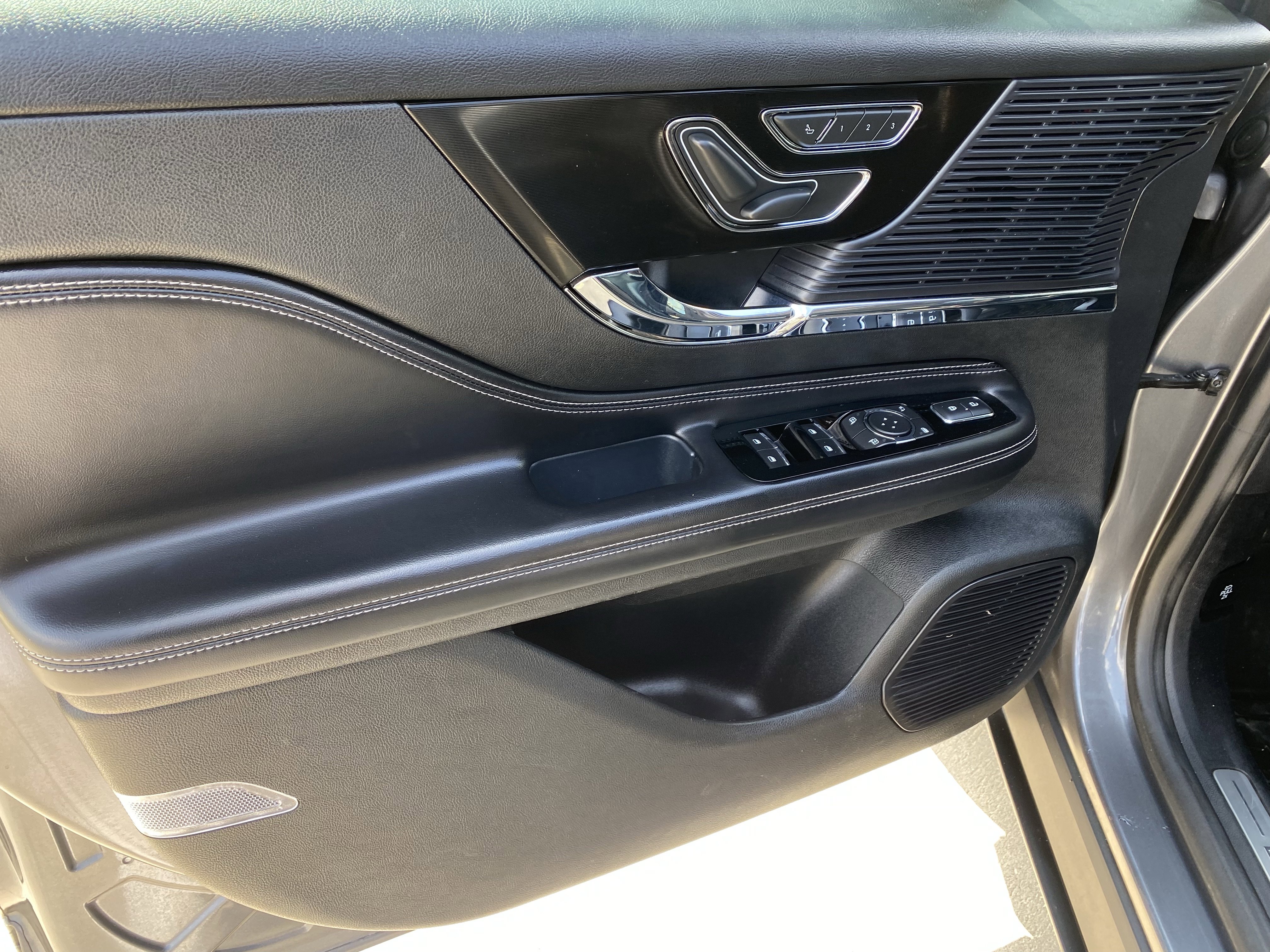 Used 2021 Lincoln Corsair FWD w/ Convenience Package image 4