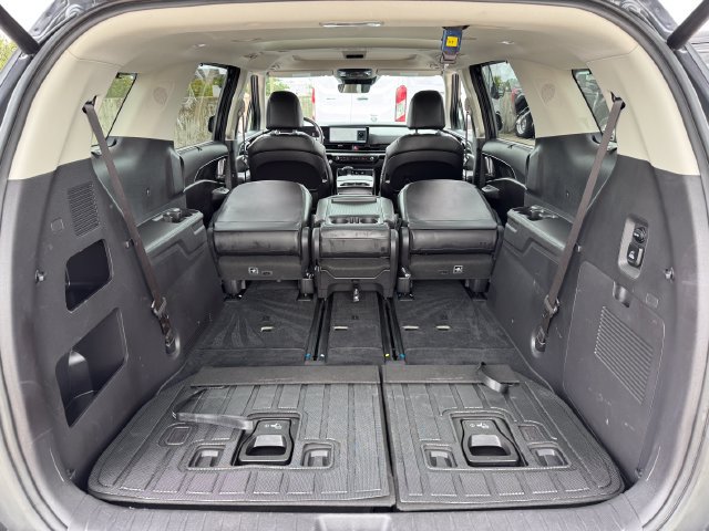Used 2025 Kia Carnival SX w/ SX Dark Edition Package FWD image 20