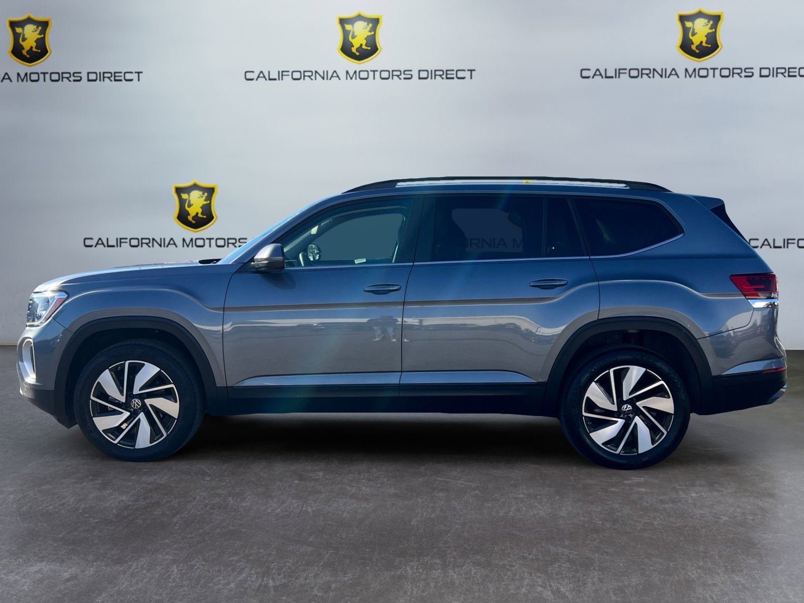 Used 2025 Volkswagen Atlas SE image 2