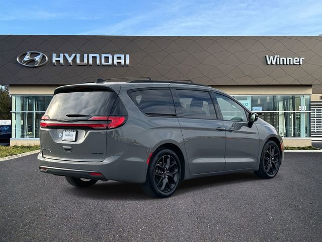 Used 2025 Chrysler Pacifica Limited image 5