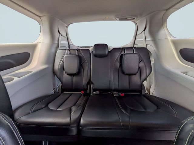 Used 2023 Chrysler Pacifica Touring-L FWD image 14