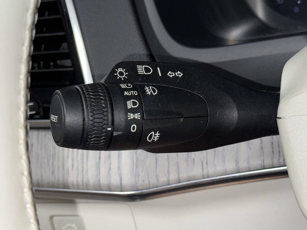 Used 2024 Volvo XC90 B6 Ultimate w/ Protection Package Premier AWD/4WD image 28