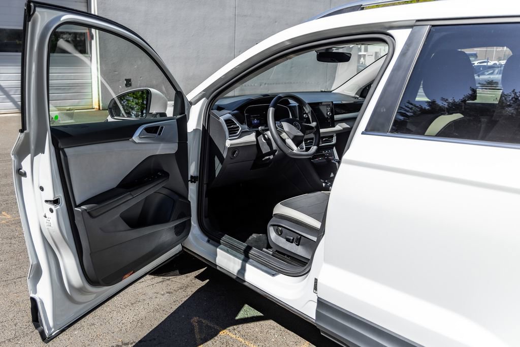 Used 2025 Volkswagen Taos SE AWD/4WD image 24