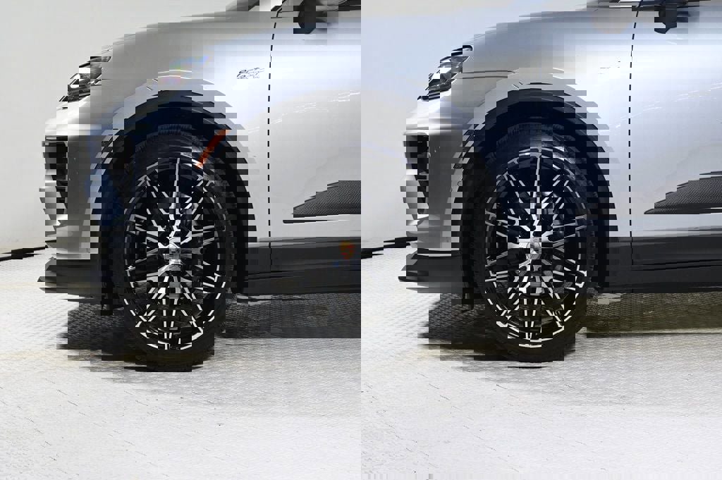 Certified 2025 Porsche Macan Electric image 29