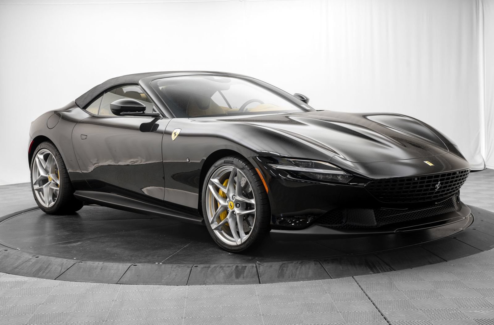 Used 2024 Ferrari Roma Spider RWD image 10