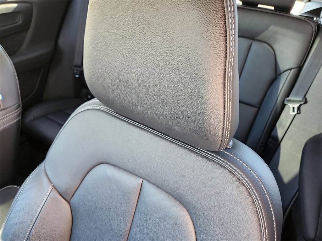 Used 2023 Volvo XC40 B5 Ultimate image 5