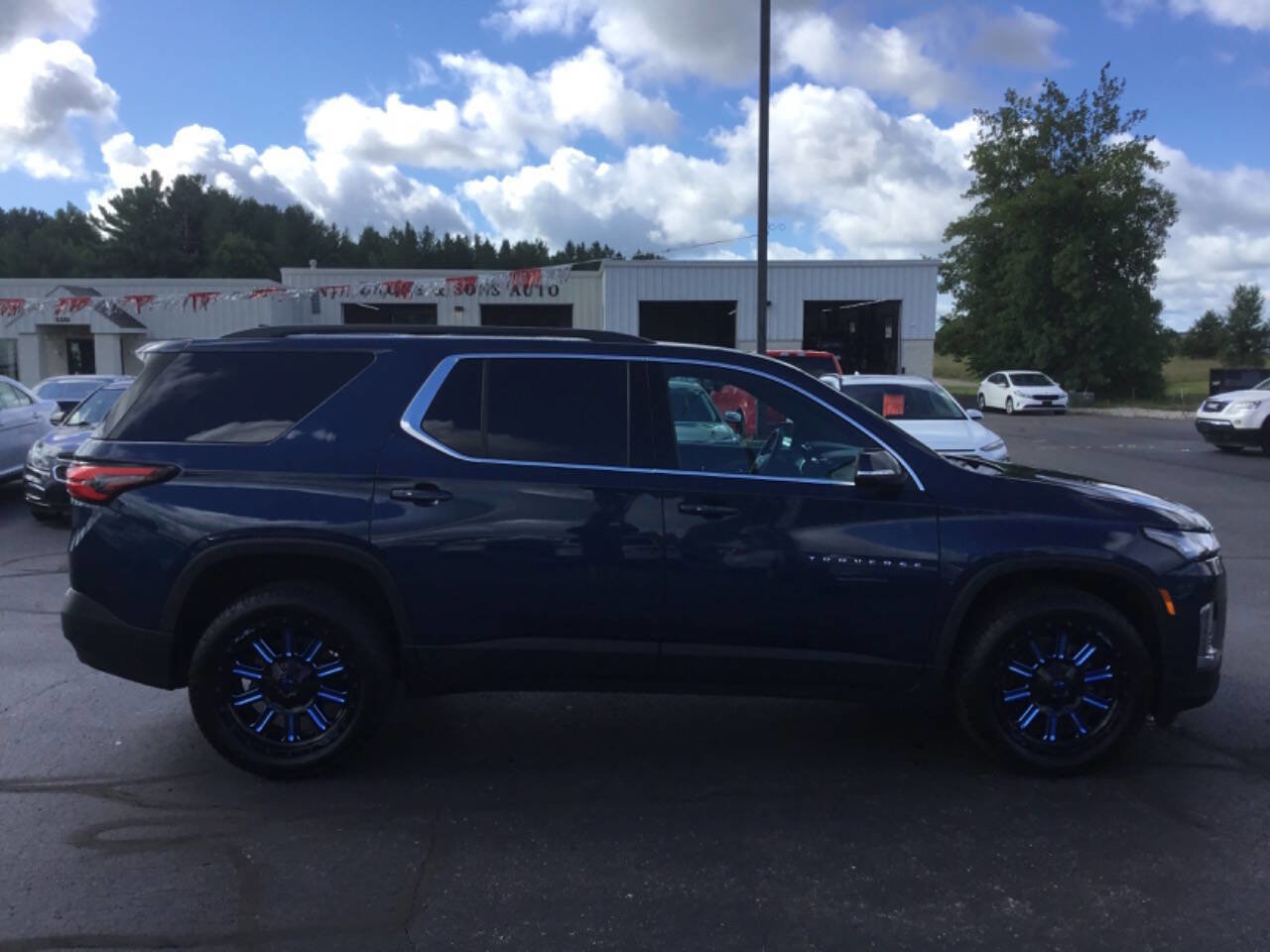 Used 2023 Chevrolet Traverse LT image 2