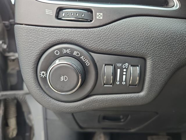 Used 2019 Jeep Cherokee Trailhawk w/ Cold Weather Group image 28