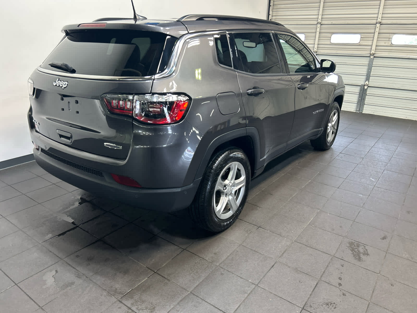 Used 2023 Jeep Compass Latitude w/ Convenience Group AWD/4WD image 3