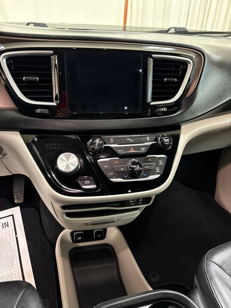 Used 2019 Chrysler Pacifica Touring-L FWD image 14