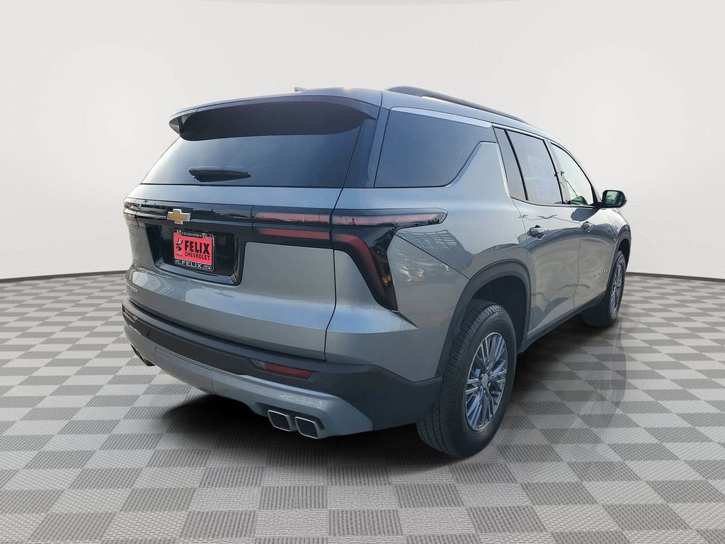 Used 2025 Chevrolet Traverse LT image 3
