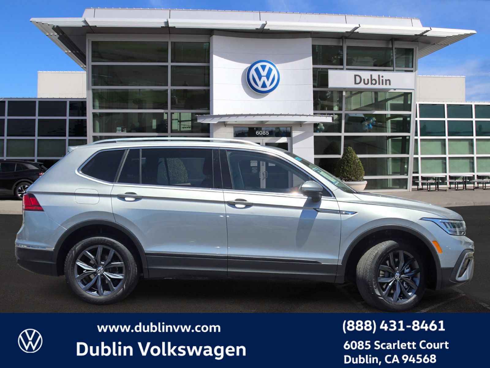 Used 2023 Volkswagen Tiguan SE w/ Panoramic Sunroof Package FWD image 3