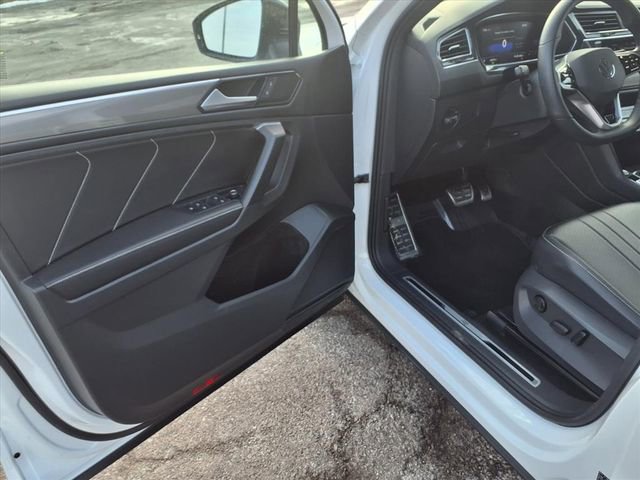 Used 2023 Volkswagen Tiguan SE R-Line image 49
