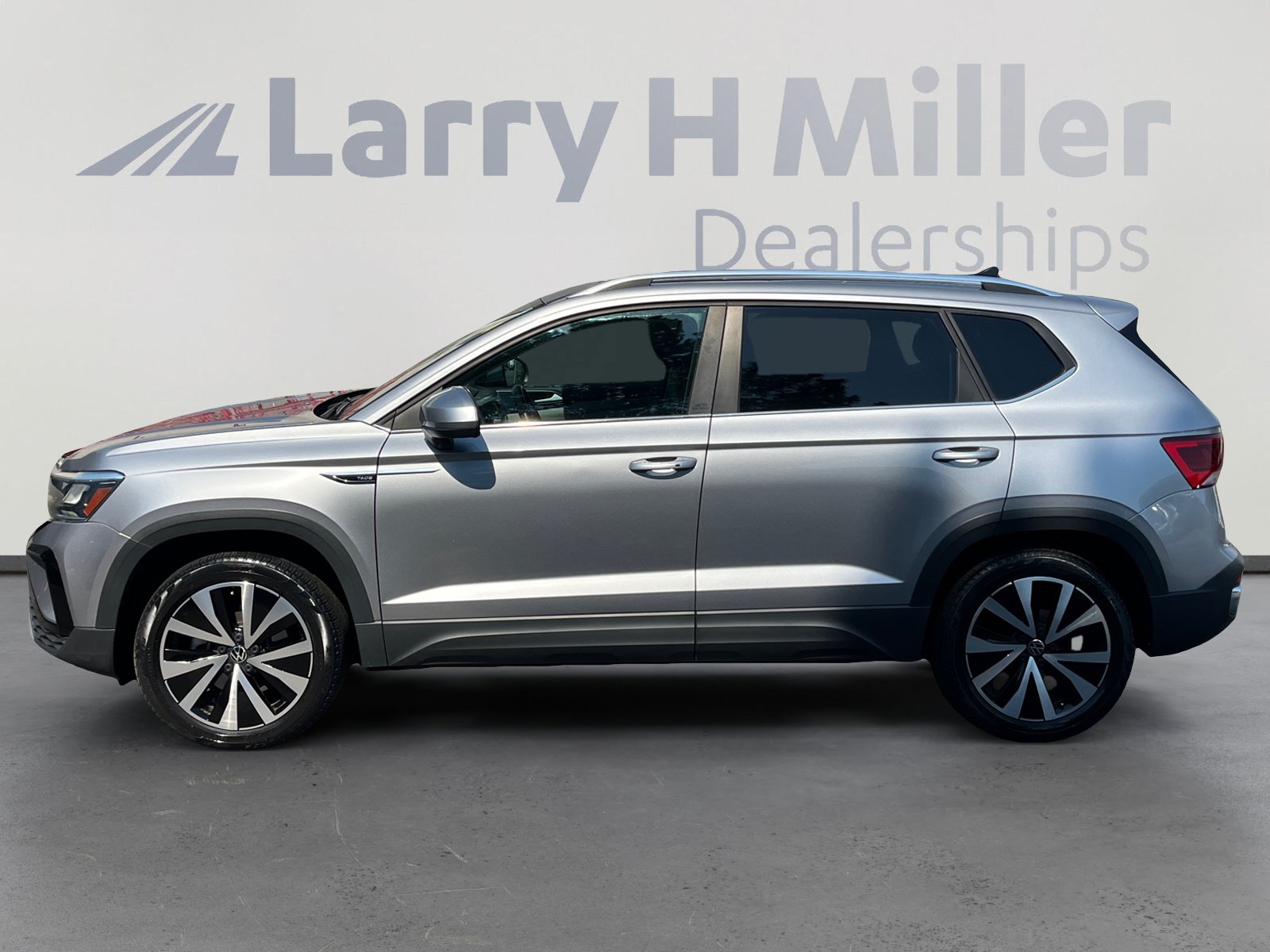 Used 2022 Volkswagen Taos SE w/ Panoramic Sunroof Package AWD/4WD image 2
