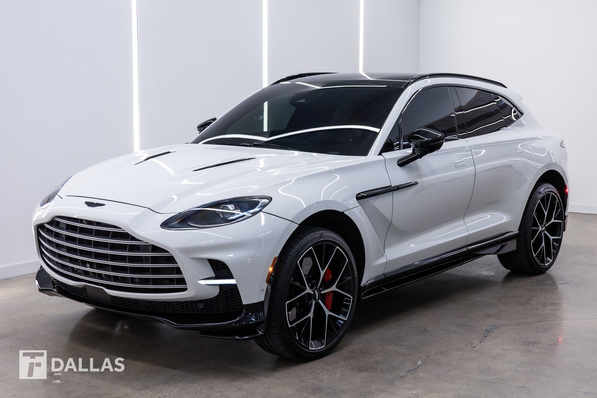 Used 2025 Aston Martin DBX 707 AWD/4WD image 2