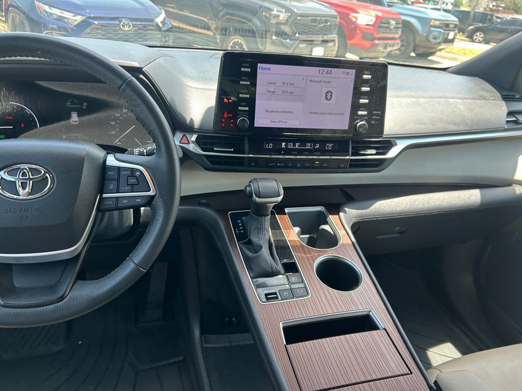Used 2023 Toyota Sienna XLE FWD image 18