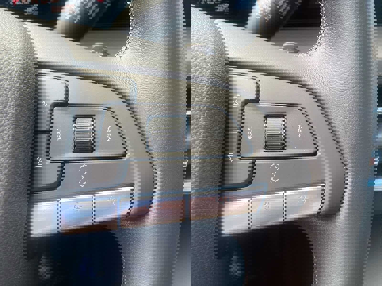 Used 2025 Cadillac XT4 Premium Luxury image 25