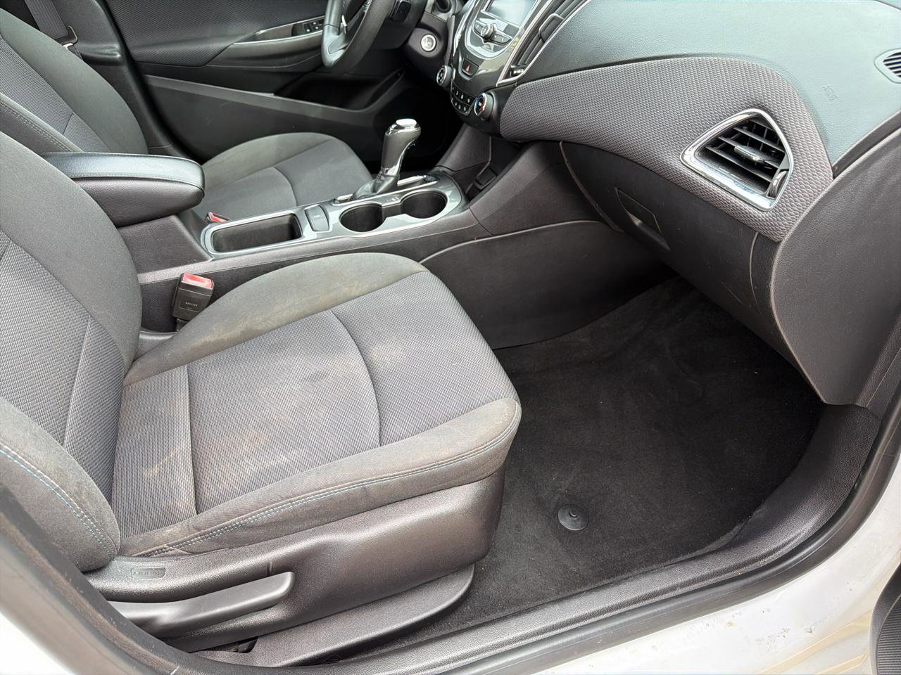 Used 2017 Chevrolet Cruze LT FWD image 25