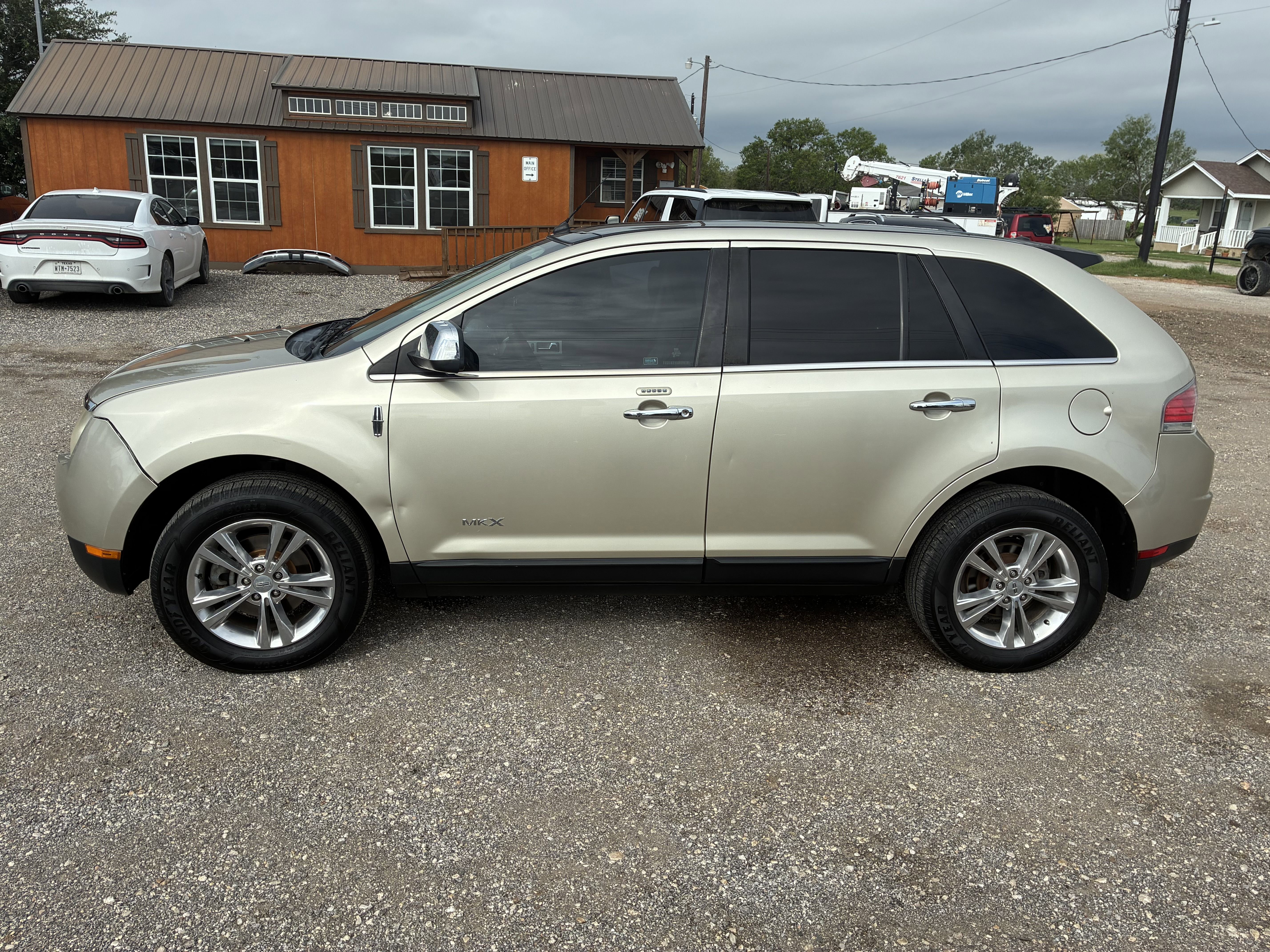 Used 2010 Lincoln MKX AWD image 2