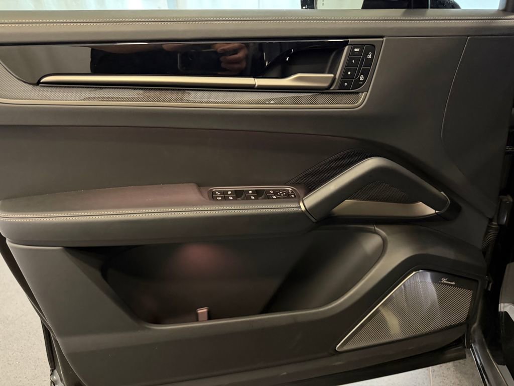 Certified 2025 Porsche Cayenne Turbo AWD/4WD image 15