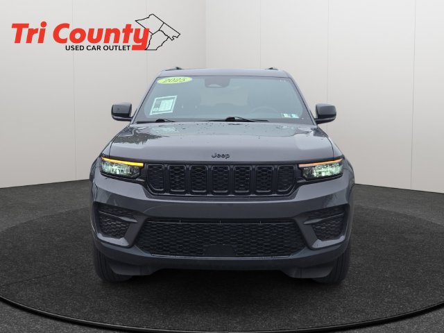 Used 2025 Jeep Grand Cherokee Altitude AWD/4WD image 2